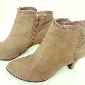 Aerosoles Tan Suede Ankle Boots Size 9 Comfort
